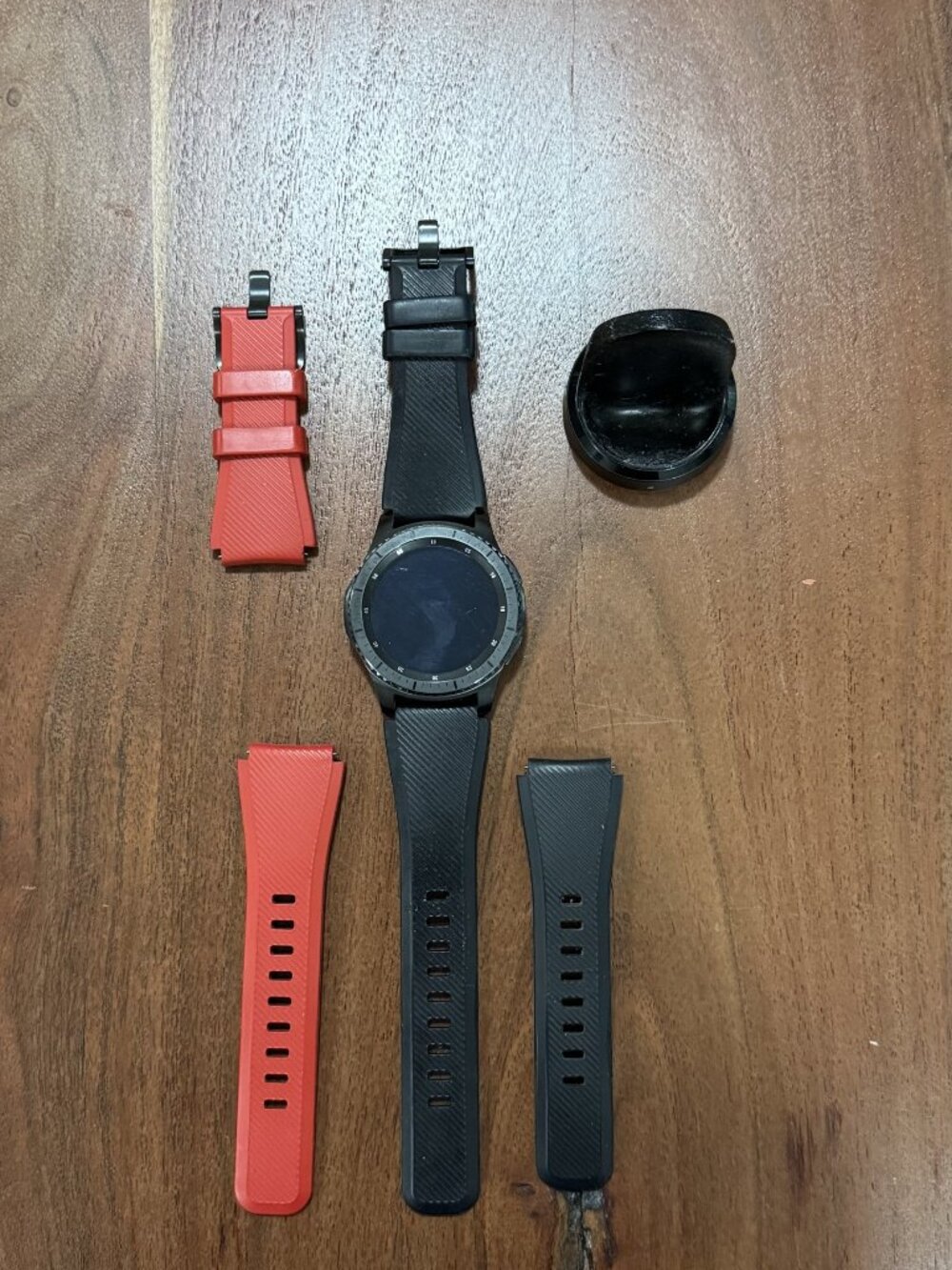 Samsung Gear S3 Frontier (46 mm) + 3 bands + charger